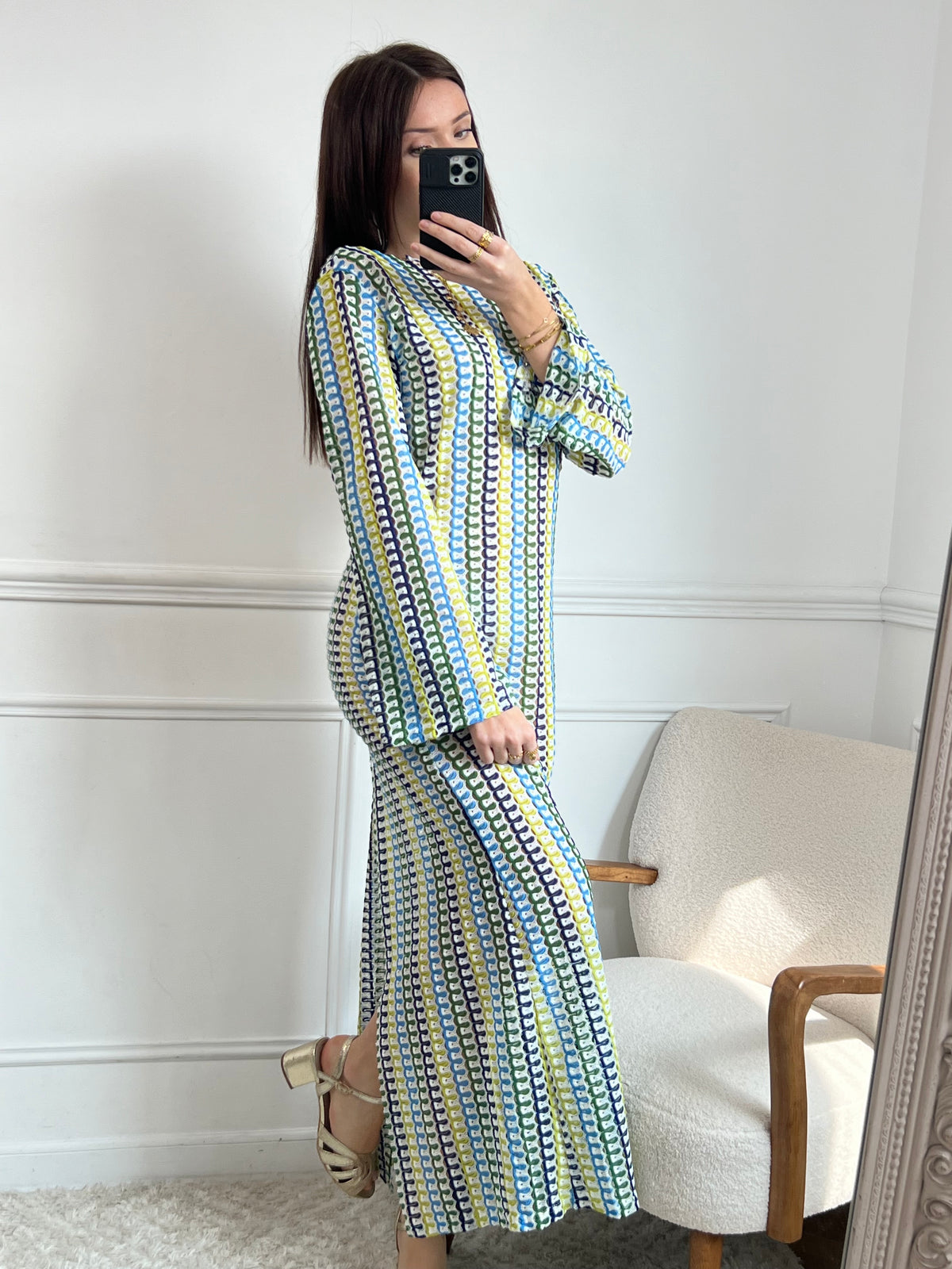 Cette robe ajourée aux nuances de vert et de bleu est l’essence même de la légèreté estivale. Son tissu délicatement travaillé laisse respirer la peau, offrant une sensation de fraîcheur idéale pour les journées ensoleillées. À la fois élégante et décontractée, elle sublime la silhouette tout en apportant une touche bohème et raffinée.