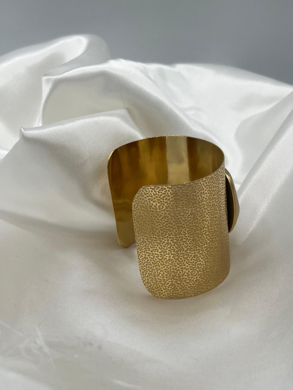 Bracelet jonc doré et écru : Iva - Loïcia