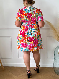Robe courte grande taille à motifs Robe courte à manches courtes Col V Elastique à l'arrière au dos Couleurs : rose, bleu, orange et vert Composition : 100% Polyester Lavage à la main obligatoire  Made in P.R.C