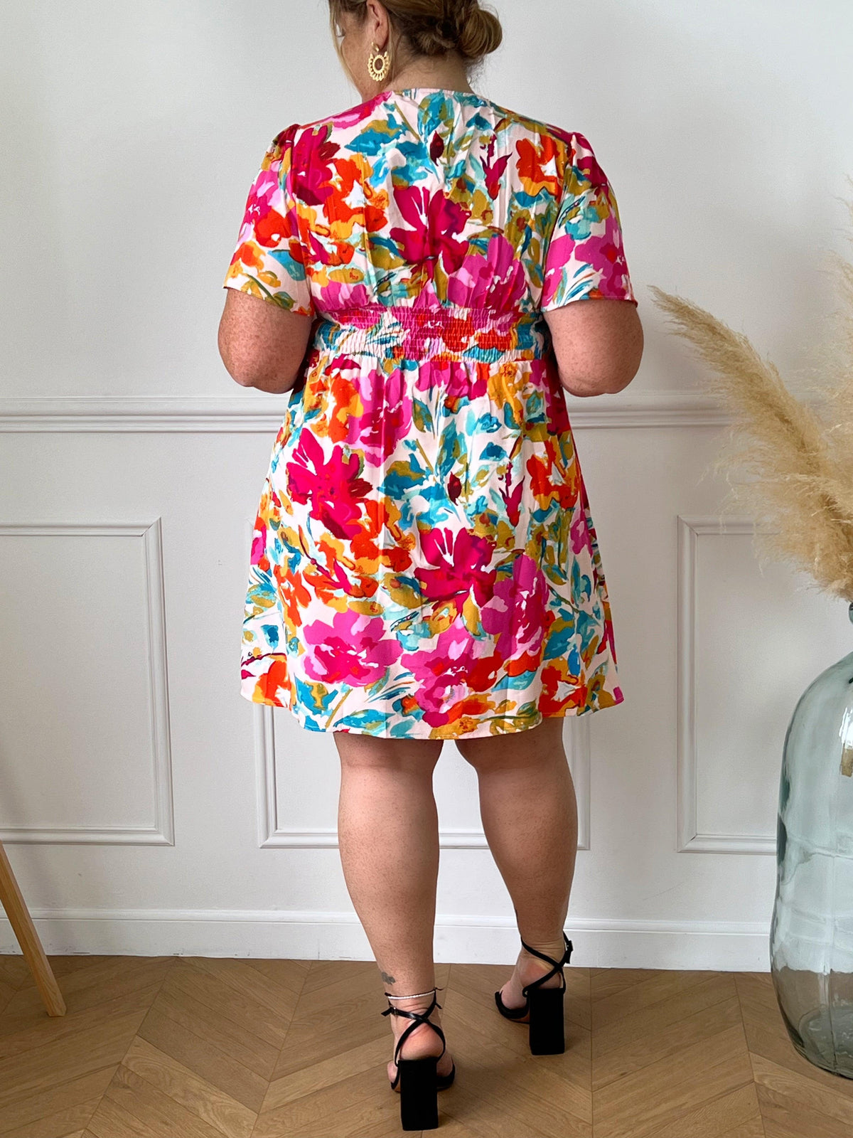 Robe courte grande taille à motifs Robe courte à manches courtes Col V Elastique à l'arrière au dos Couleurs : rose, bleu, orange et vert Composition : 100% Polyester Lavage à la main obligatoire  Made in P.R.C
