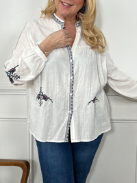Laissez-vous séduire par cette chemise écrue ample, une pièce pleine de charme et de légèreté. Avec ses délicats motifs bleu et rouge, elle apporte une touche de fraîcheur et d’élégance à votre tenue. Sa coupe fluide et confortable en fait l’alliée parfaite pour un style décontracté-chic, tout en subtilité.