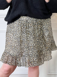 Adoptez le style félin avec notre jupe short doré grande taille. Confortable et tendance, cette pièce unique met en valeur votre silhouette avec une touche sauvage. Commandez la vôte maintenant et sublmiez votre look avec élégance !