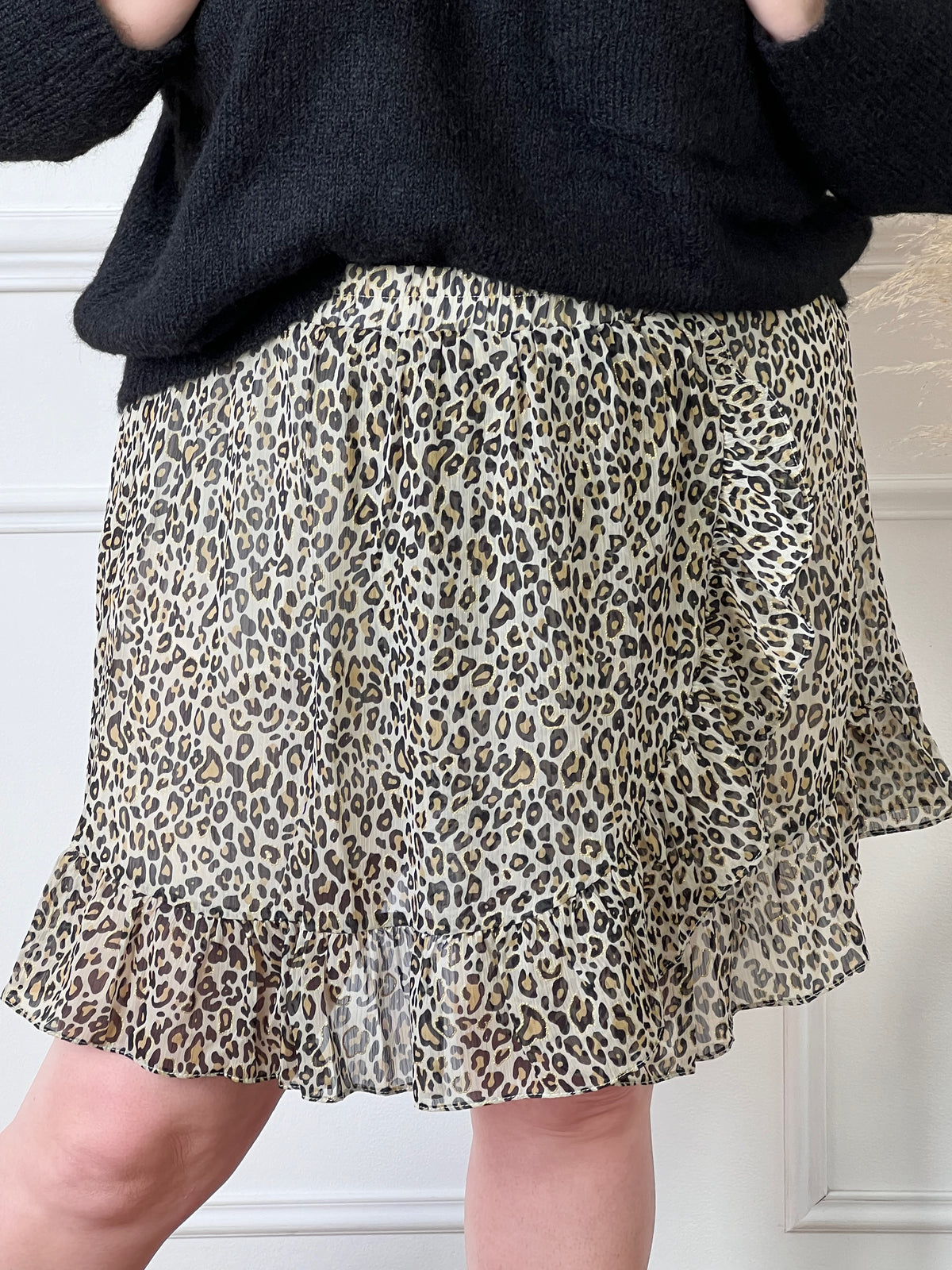Adoptez le style félin avec notre jupe short doré grande taille. Confortable et tendance, cette pièce unique met en valeur votre silhouette avec une touche sauvage. Commandez la vôte maintenant et sublmiez votre look avec élégance !