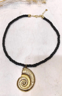 Black and Gold Necklace: Coqui