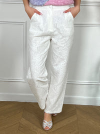 Découvrez notre pantalon Kilian, à la fois tendance et confortable. Le motif écrue brodé ajoute une touche d'élégance à ce pantalon droit taille haute. Avec deux poches pratiques, ce pantalon écru à bouton et fermeture éclair est idéal pour toutes occasions.