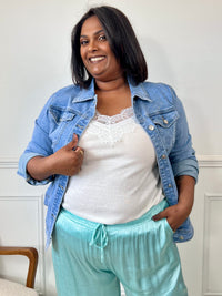 Restez au top de la mode avec notre Veste en jean bleu clair de grande taille "Mya" ! Avec ses manches longues, son col chemise et ses boutons sur la longueur et aux manches, cette veste vous offre un style décontracté mais tendance. Ses 2 poches latérales et 2 poches à la poitrine vous permettent de garder vos essentiels à portée de main. Soyez à l'aise et stylé avec Mya !