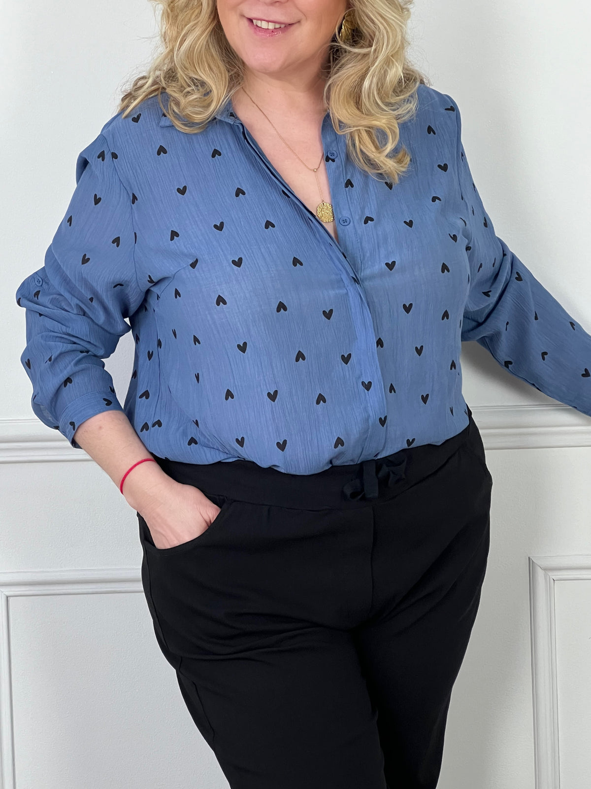 Élégante et confortable, la chemise bleue à cœurs noirs Lana est idéale pour la femme grande taille. Avec des manches longues et un col chemise, elle est boutonnée sur le devant pour un look classique. Les motifs en cœur noir ajoutent une touche de charme.