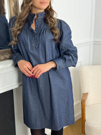 Robe courte en jean avec volants femme Robe manches longues Col rond avec volants Boutons sur la poitrine et aux manches Couture Camel Couleur : bleu marine Composition : 100% Coton Lavage à la main Made in P.R.C