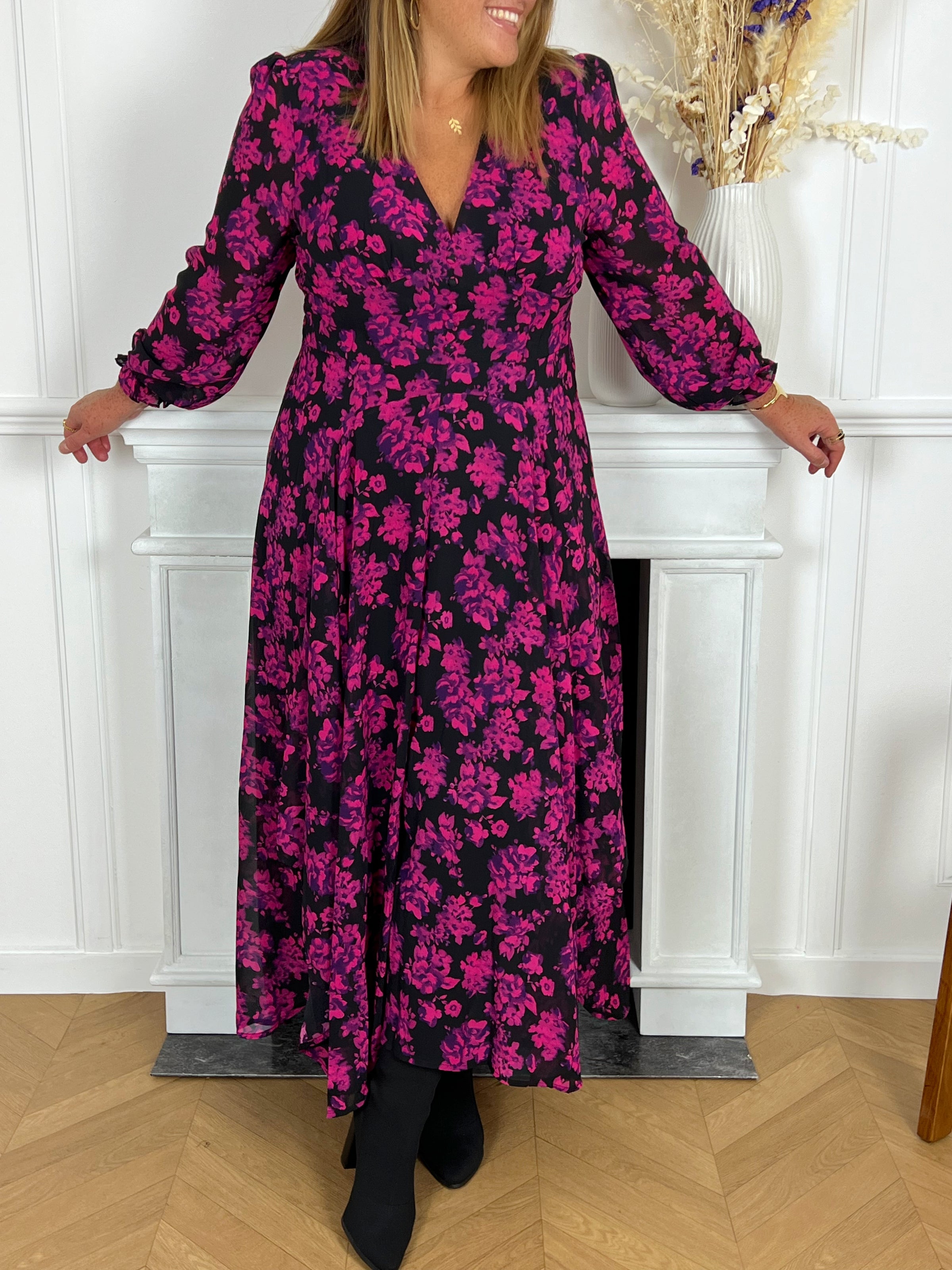 Robe longue manches longue grande taille femme Robe longue manches longues Col V Elastique à la taille au dos et aux poignets Boutons factices sur le devant Fendue sur les côtés sur le bas de la robe Couleur : noir, rose et violet Doublée sauf aux manches Motif floral Composition : 60% Polyester, 40% Viscose Lavage à la main obligatoire Made in R.P.C