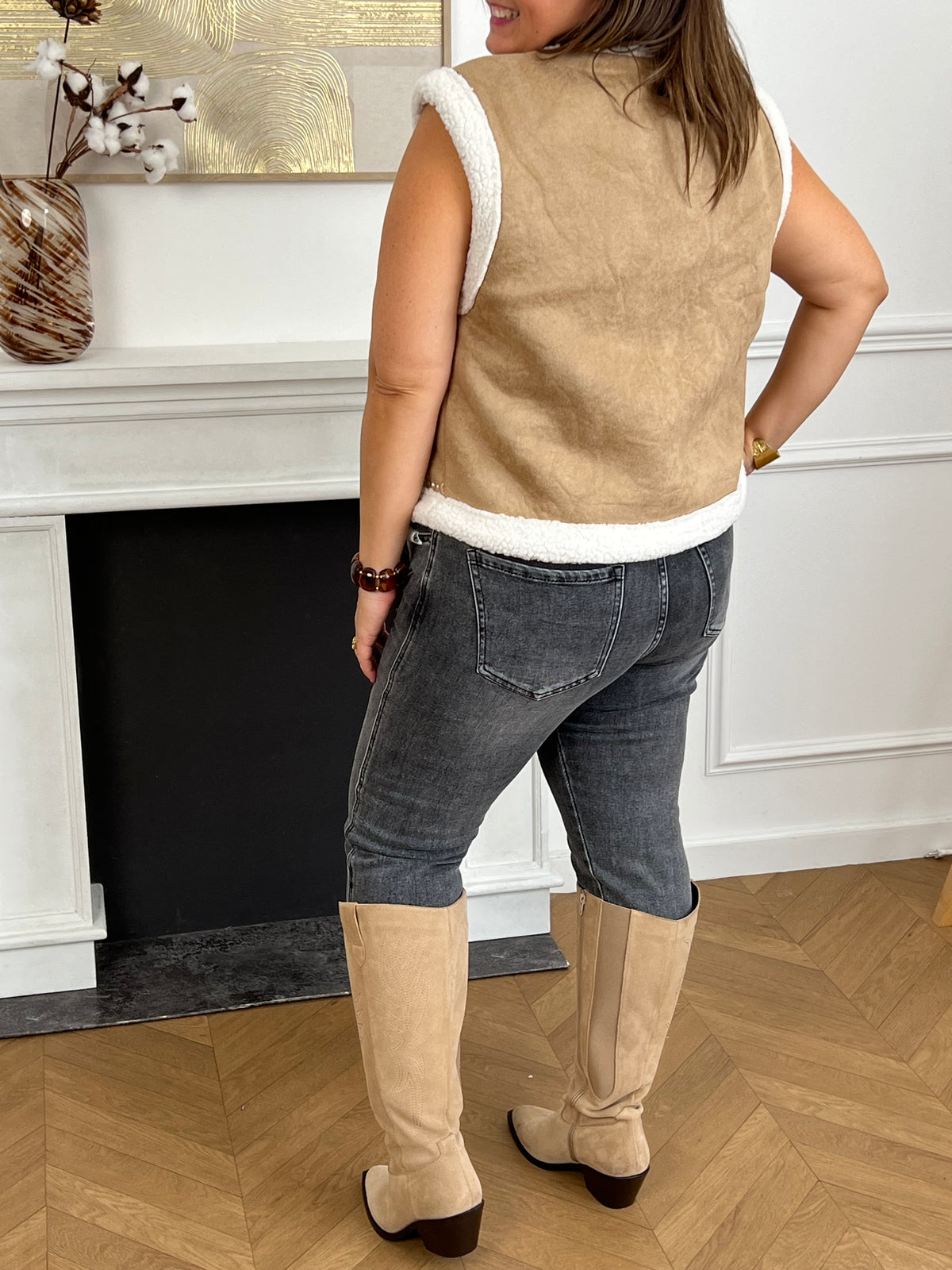 Cette veste sans manches camel Maelia combine douceur et style avec sa moumoute chaleureuse et son col rond confortable. Les motifs floraux apportent une touche féminine et délicate, idéale pour rehausser vos tenues tout en restant confortable.