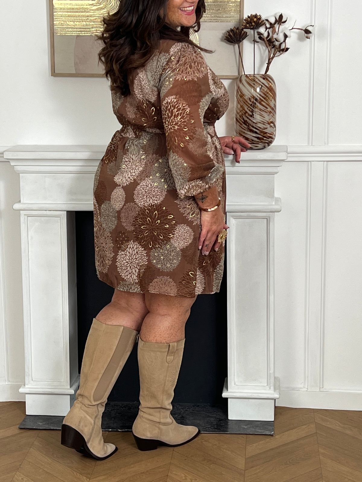 Robe courte à motifs avec manches longues et col en V. Élastiques au dos et aux poignets pour un confort optimal. Doublée sauf aux manches. Couleurs chaudes marron, doré et kaki pour un style élégant et facile à porter.