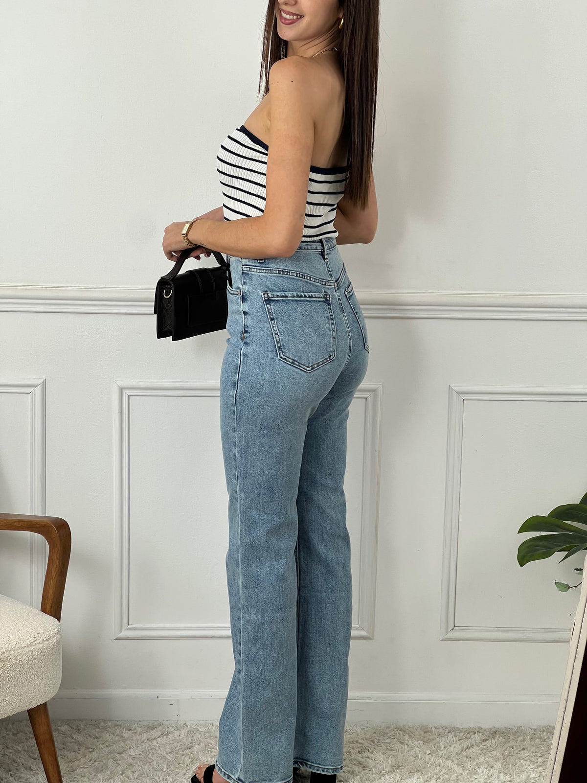 Ce magnifique top bandeau écru à rayuresbleues côtelé est parfait pour les femmes au style élégant et tendance. Sans manches, il vous apportera une liberté de mouvement et un confort optimal. Portez-le seul pour un look décontracté ou associez-le à une veste pour une touche plus chic.