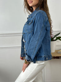 La veste en jean grande taille est une pièce incontournable de la garde-robe féminine. Elle est élégante, confortable et flatteuse pour toutes les silhouettes. Quelle que soit la façon dont vous la portez, la veste en jean grande taille est sûre de vous faire vous sentir belle et confiante.