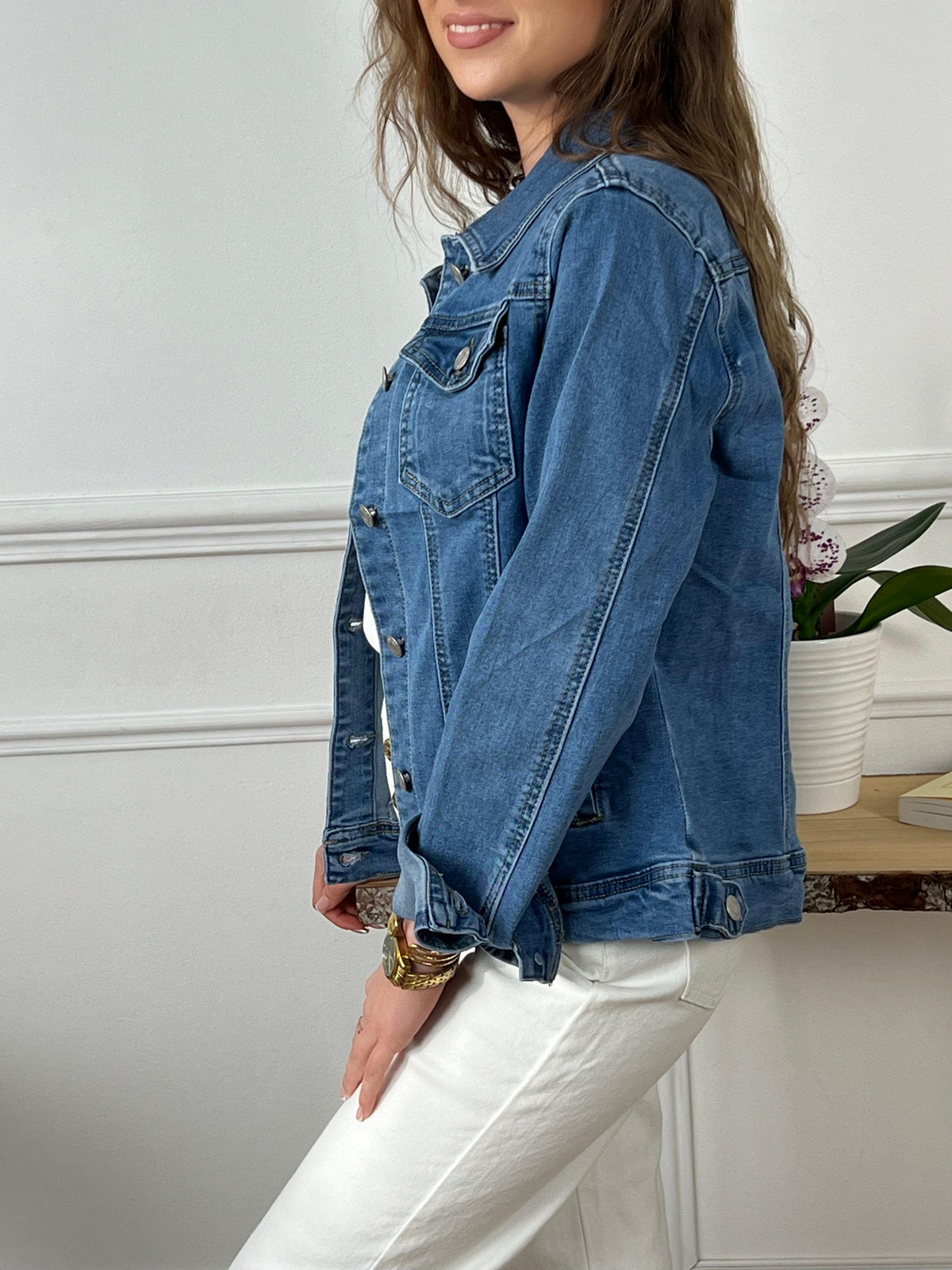 La veste en jean grande taille est une pièce incontournable de la garde-robe féminine. Elle est élégante, confortable et flatteuse pour toutes les silhouettes. Quelle que soit la façon dont vous la portez, la veste en jean grande taille est sûre de vous faire vous sentir belle et confiante.