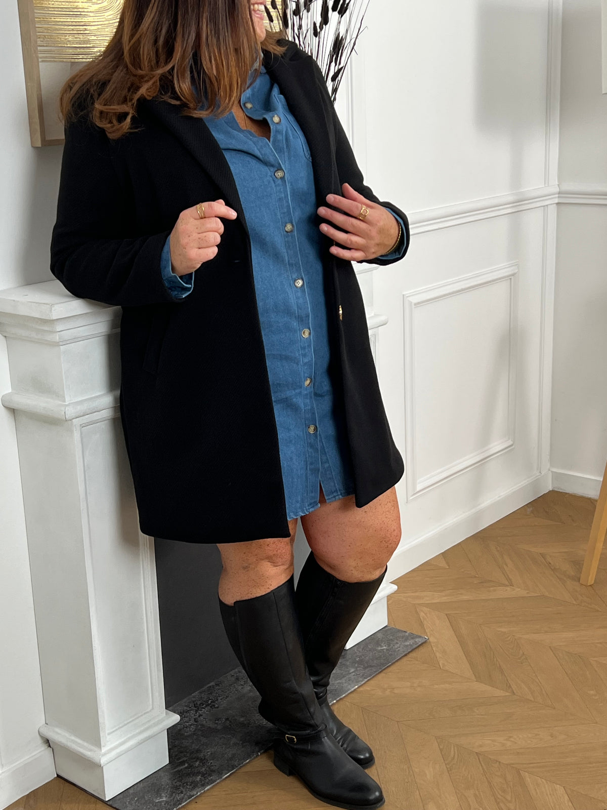 Cette robe en jean grande taille Kella allie style et confort avec ses manches longues et son col chemise classique. Elle est dotée d'une poche pratique sur la poitrine gauche pour un look décontracté et fonctionnel.