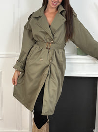 Ajoutez une touche de féminité et de style à votre garde-robe avec notre trench Marlyne en kaki. Doté d'une ceinture amovible à la taille et aux manches pour une silhouette flatteuse. Parfait pour toutes les occasions, ce trench est fendu à l'arrière pour un look à la fois chic et pratique.