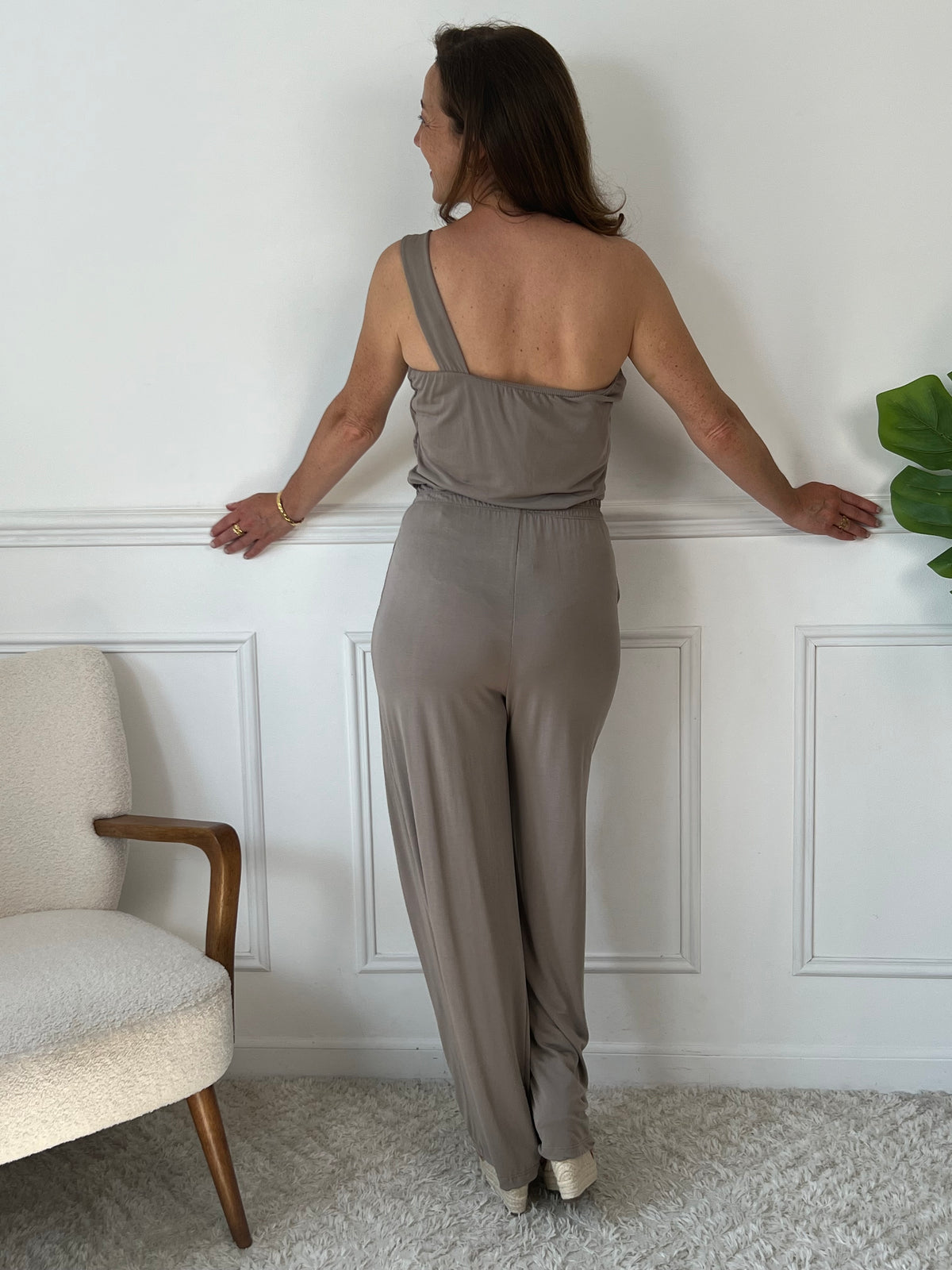 Ce top taupe asymétrique Magaly se distingue par sa coupe moderne et élégante. Sa seule bretelle, non réglable, est sublimée par un détail doré qui apporte une touche raffinée. Le col élastique assure un maintien confortable tout en facilitant l’enfilage. Parfait pour allier style et aisance au quotidien.