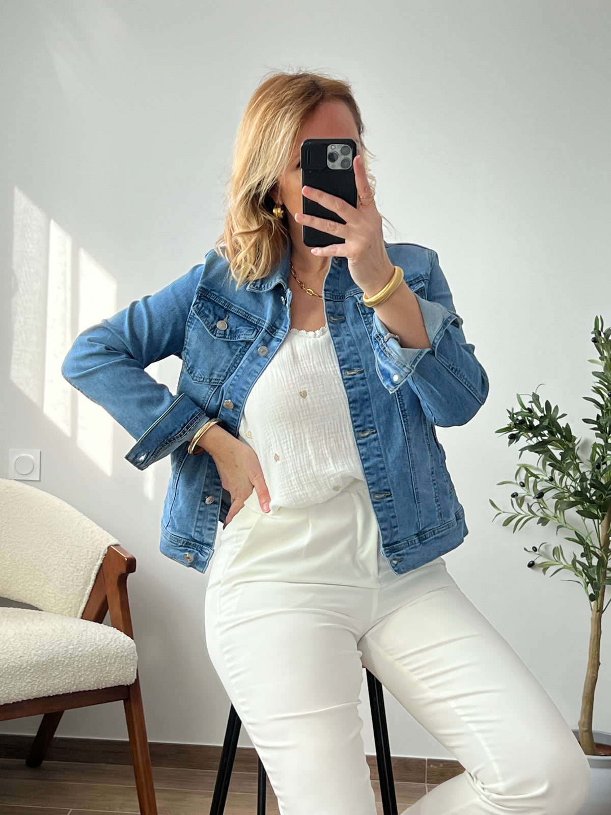 Light blue denim jacket: Syrine
