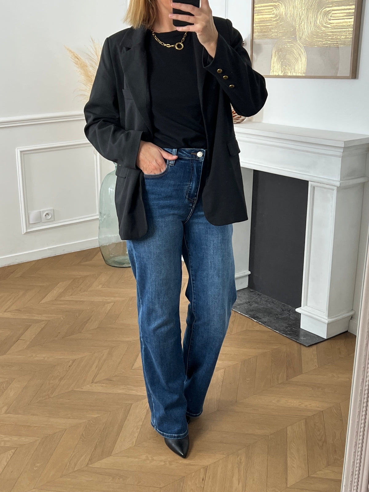 Ce jean bleu jambe large Tall est spécialement conçu pour les femmes grandes, offrant une coupe élégante et confortable. Il dispose de deux poches à l'avant et à l'arrière pour ranger vos essentiels, ainsi qu'une fermeture éclair avec bouton pour un ajustement facile.&nbsp;