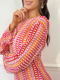 Cette robe ajourée aux nuances de rose et de orange est l’essence même de la légèreté estivale. Son tissu délicatement travaillé laisse respirer la peau, offrant une sensation de fraîcheur idéale pour les journées ensoleillées. À la fois élégante et décontractée, elle sublime la silhouette tout en apportant une touche bohème et raffinée.