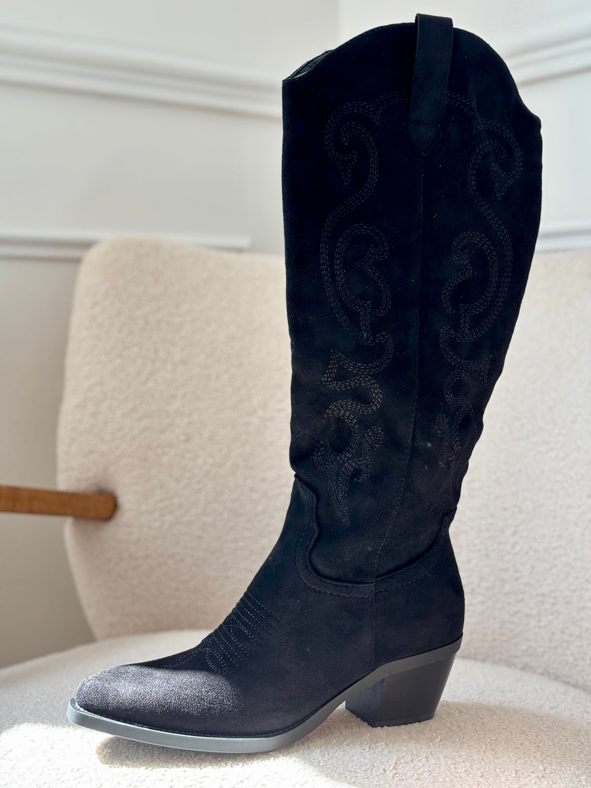 Black cowboy boots: Mariam