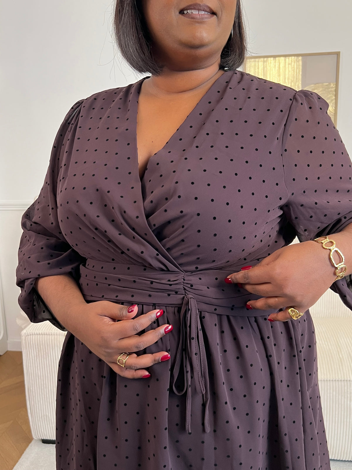 Douce et pétillante, cette robe marron à pois séduit par son allure rétro et féminine. Légère et élégante, elle offre une touche de charme intemporel à ton look du quotidien.