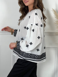 Offrez-vous un look élégant avec la chemise Kea en coton écrue et noire pour femme. Avec son col V et ses motifs subtils, elle est idéale pour toutes les occasions. Légèrement transparente, elle est boutonnée sur la longueur et aux poignets avec un détail broderie noire.
