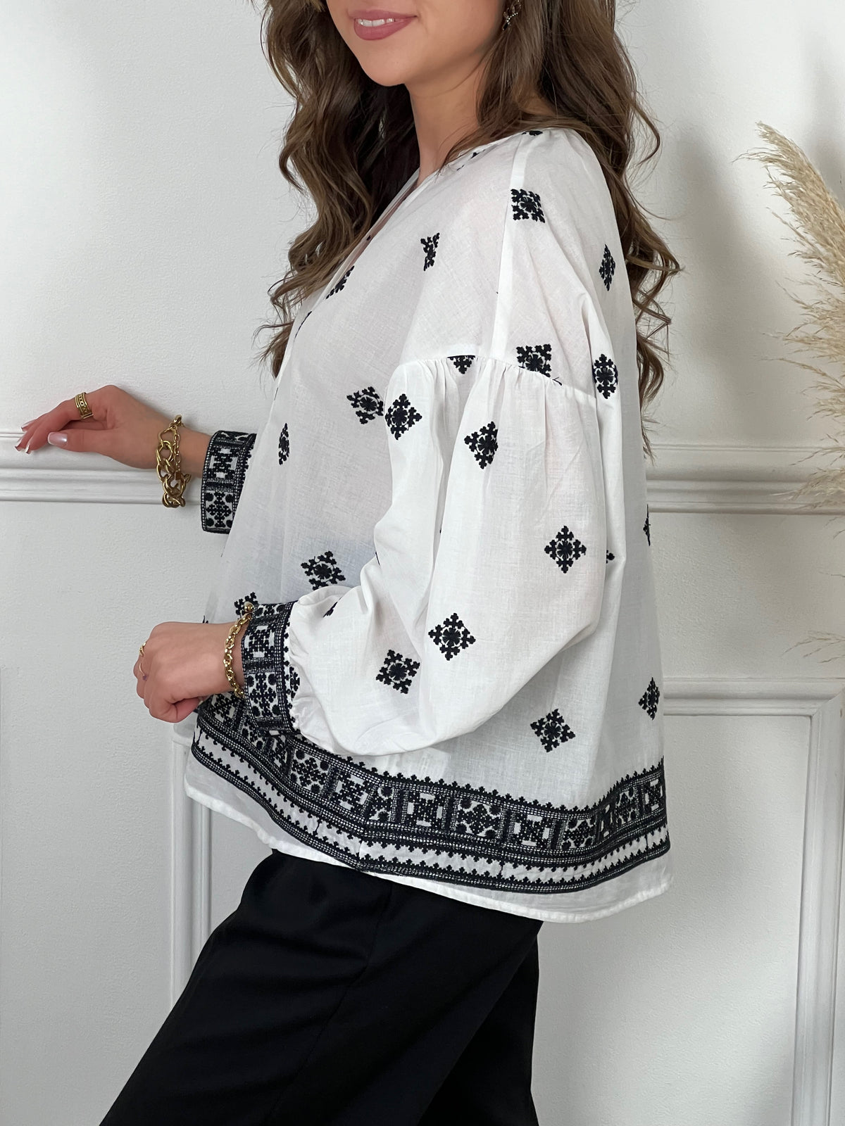 Offrez-vous un look élégant avec la chemise Kea en coton écrue et noire pour femme. Avec son col V et ses motifs subtils, elle est idéale pour toutes les occasions. Légèrement transparente, elle est boutonnée sur la longueur et aux poignets avec un détail broderie noire.