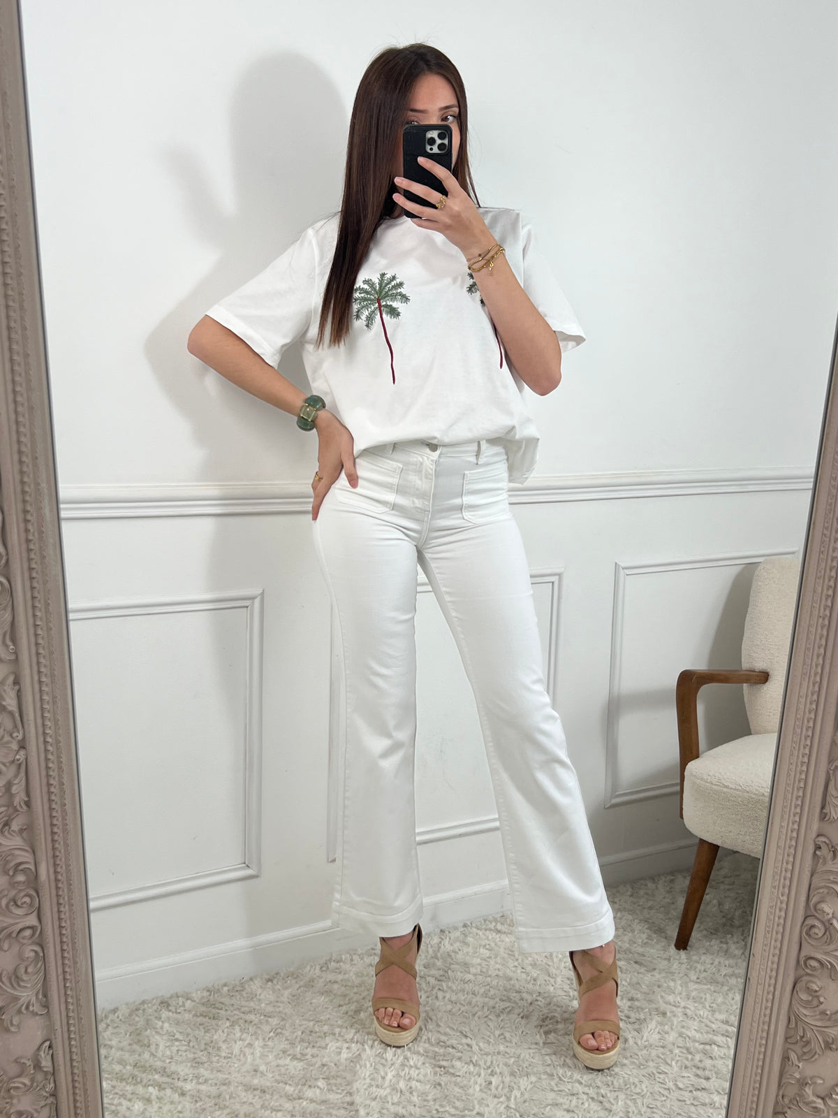 Un incontournable du dressing : ce jean blanc au style épuré sublime toutes les silhouettes. Ses poches avant discrètes ajoutent une touche pratique sans compromettre l’élégance. À porter sans modération, de jour comme de nuit.&nbsp;