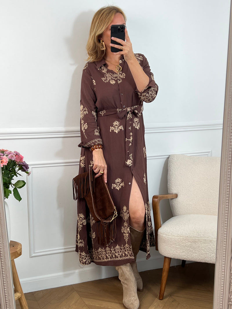 Robe longue marron élégante, mise en valeur par de délicats motifs brodés beiges qui lui apportent charme et raffinement.
