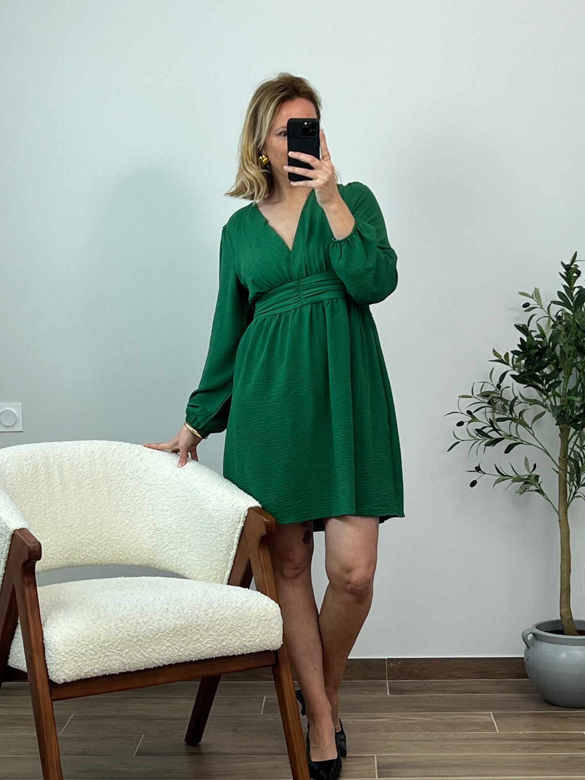 Craquez pour la couleur de la saison avec notre robe verte, dotée d'un élégant décolleté pour un style automne-hiver 2024, à la fois tendance et raffiné
