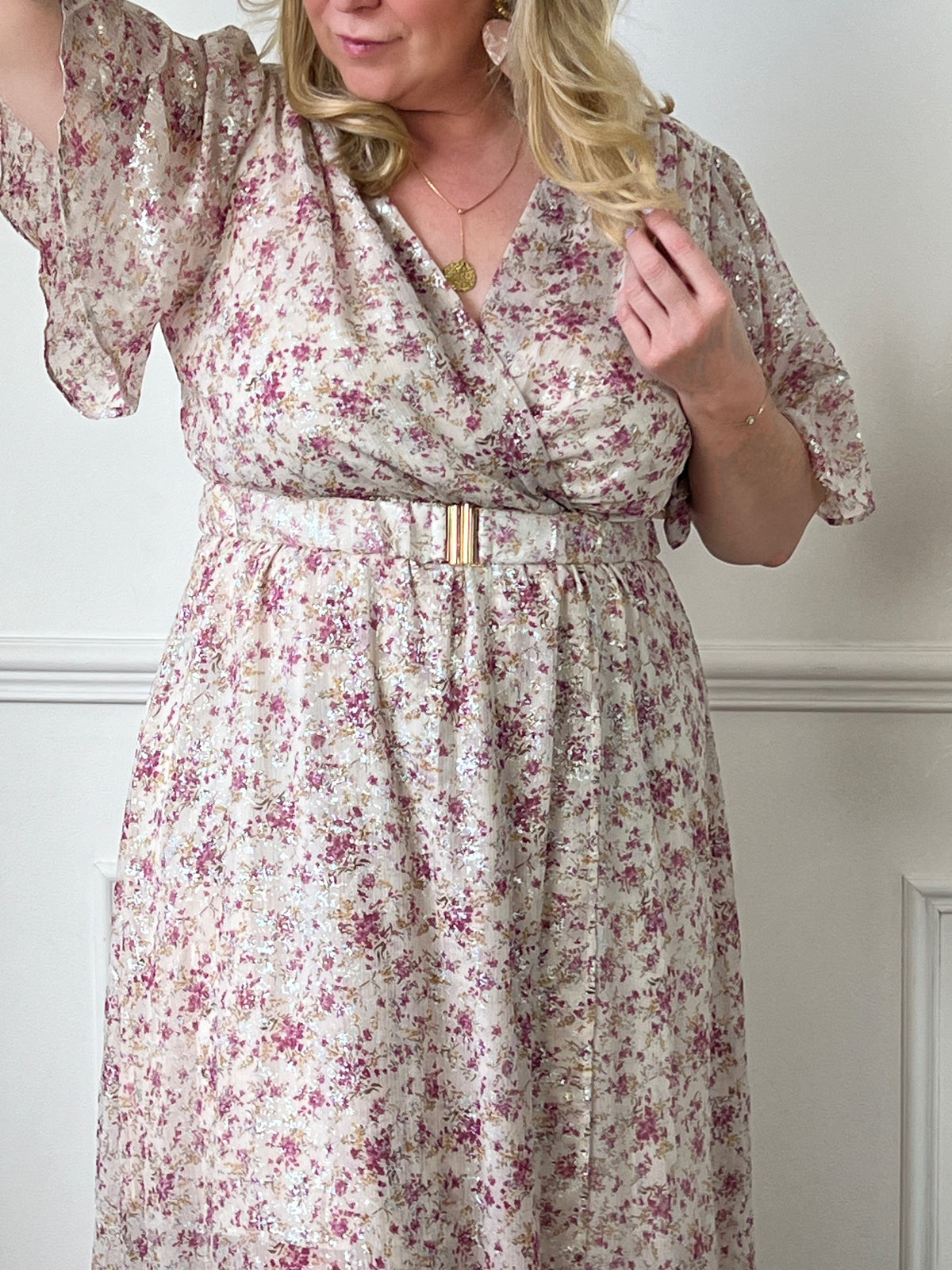 Profitez d'un look élégant et féminin avec la robe longue dorée Atea. Avec ses motifs floraux, elle apportera une touche de romantisme à votre tenue. Parfaite pour toutes occasions, cette robe mettra en valeur votre silhouette et vous fera briller de mille feux.