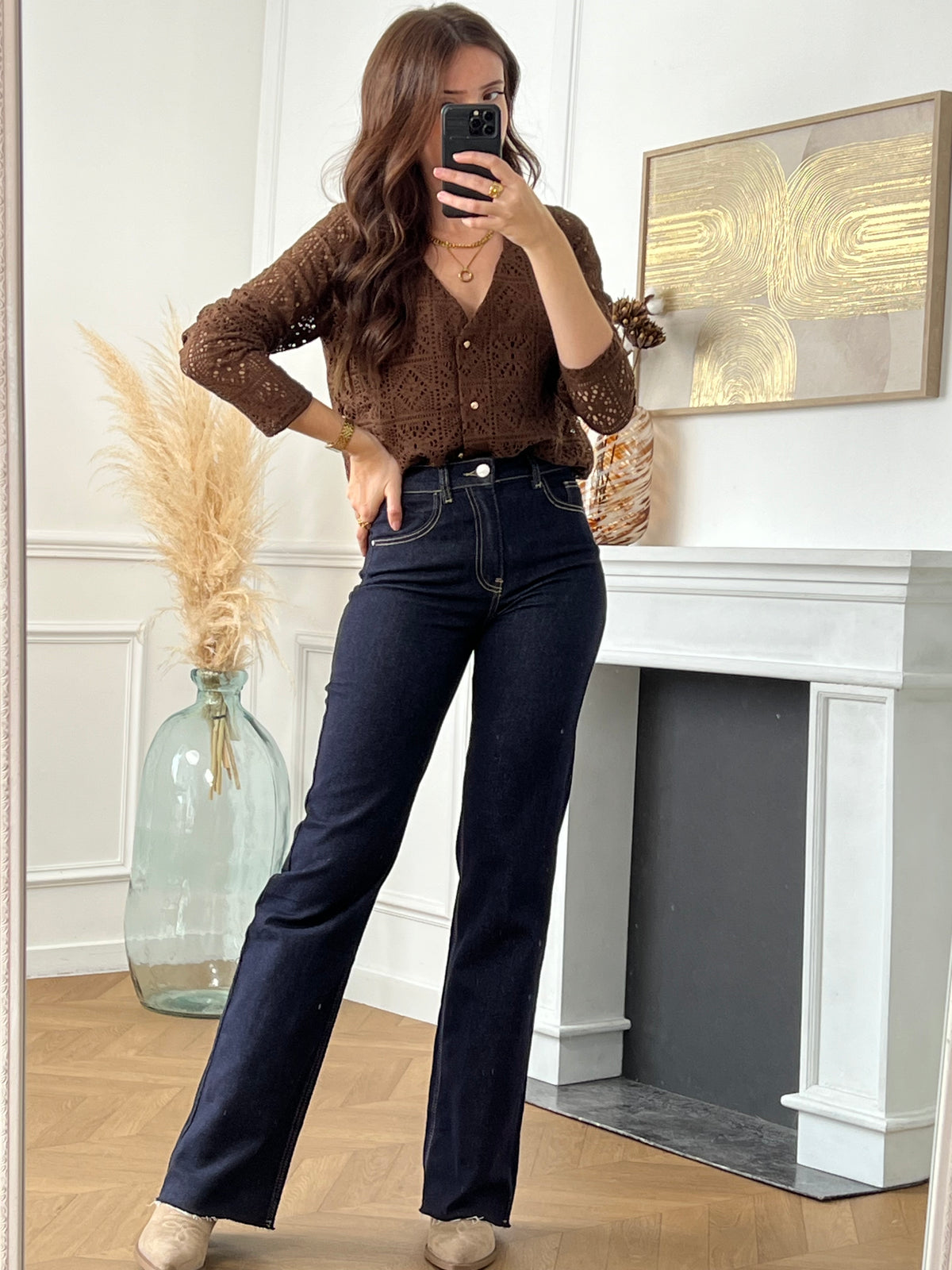 Jean bleu brut extra tall pour femme, à la coupe extra long wide leg qui allonge la silhouette avec élégance. Ses poches avant et arrière ainsi que ses passants pour ceinture allient style et praticité. Sa couleur bleu brut sublimée par des coutures camel en fait une pièce moderne et intemporelle.