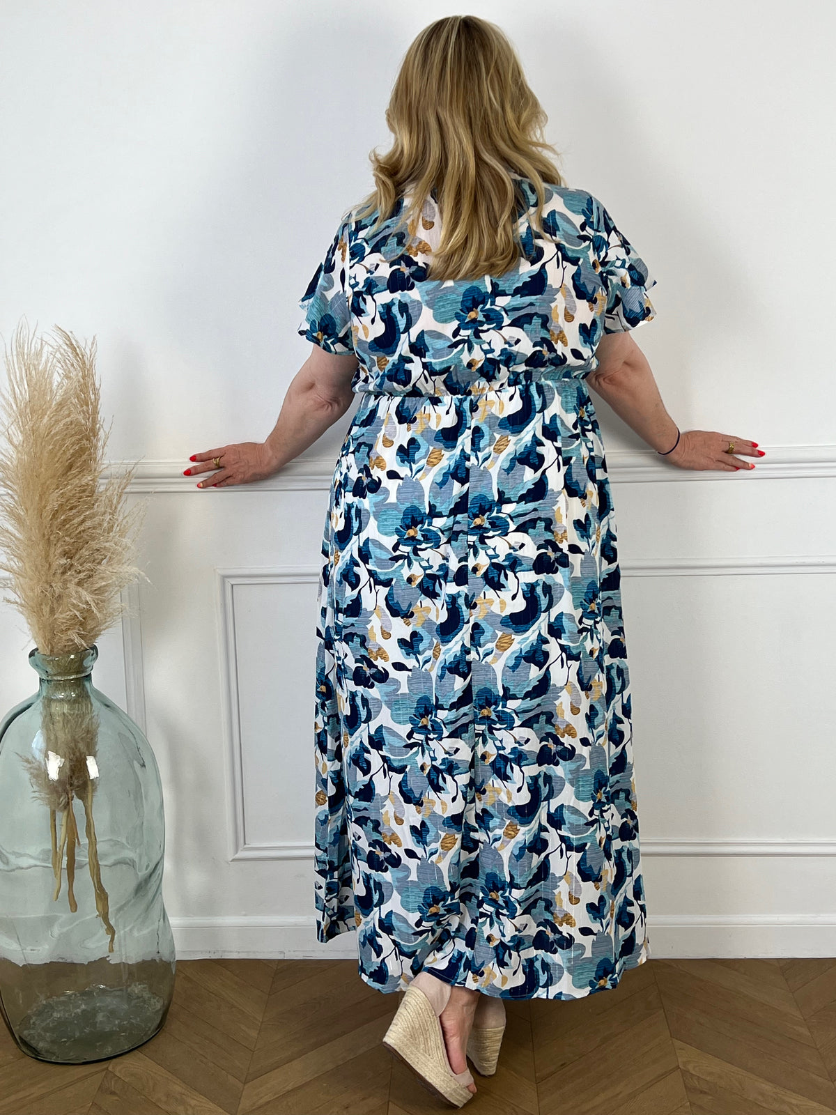 Offrez-vous un look élégant et dynamique avec notre robe longue à motifs Caryn ! Cette robe colorée à motifs est dotée d'un col cache coeur flatteur et de manches courtes pour une allure féminine et confortable. Ajoutez une touche de fraîcheur et de style à votre garde-robe avec cette robe polyvalente.