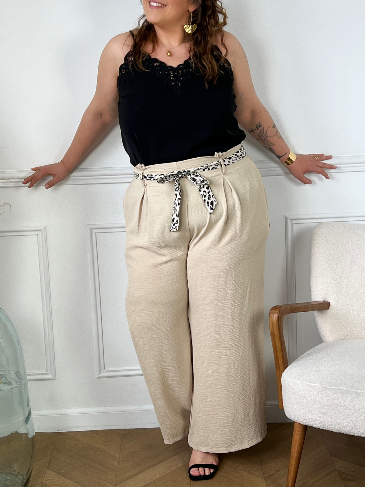 Pantalon fluide beige Alanis est un must-have pour votre garde-robe. Avec une taille haute confortable et élastique au dos, ce pantalon large vous assure un ajustement parfait. Les deux ceintures amovibles vous permettent de jongler sur différents styles.