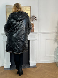Découvrez la doudoune Aurelia, votre allié chaleur et style pour l'automne et l'hiver. Dotée de manches longues et d'une fermeture éclair pratique, elle vous offre confort et facilité d'ajustement. La capuche équipée d'un lien de serrage s'adapte parfaitement à vos besoins, tandis que le doublage intérieur vous enveloppe de douceur.