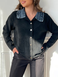Découvrez notre gilet noir Alba au col chemise effet jean, parfait pour un look casual chic ! Avec ses manches longues et ses 2 poches pratiques, il vous accompagnera partout. Les boutons sur la longueur ajoutent une touche de style supplémentaire. Optez pour l'élégance et le confort avec ce gilet unique !
