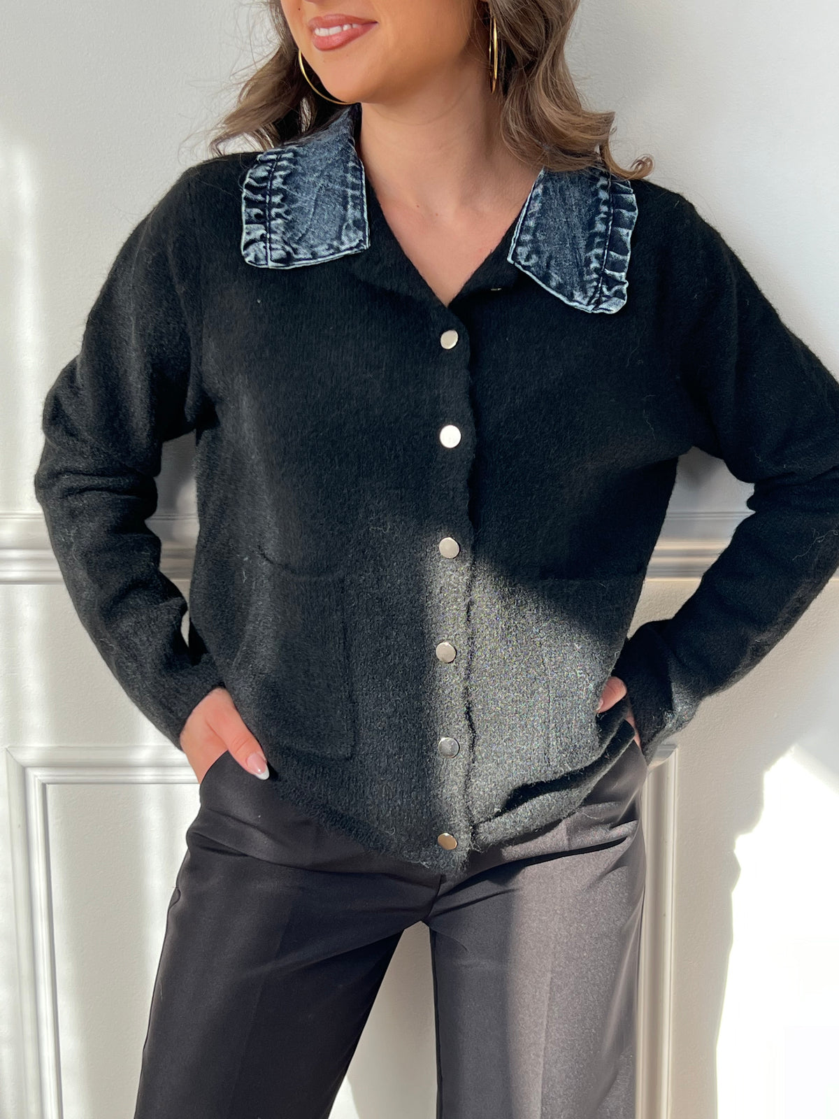 Découvrez notre gilet noir Alba au col chemise effet jean, parfait pour un look casual chic ! Avec ses manches longues et ses 2 poches pratiques, il vous accompagnera partout. Les boutons sur la longueur ajoutent une touche de style supplémentaire. Optez pour l'élégance et le confort avec ce gilet unique !