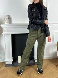 Élégant et fonctionnel, le pantalon cargo kaki offre le mariage parfait entre style urbain et praticité. Ses poches spacieuses ajoutent une touche utilitaire tout en préservant un look moderne. Affirmez votre style avec ce pantalon polyvalent, idéal pour une journée active en ville.