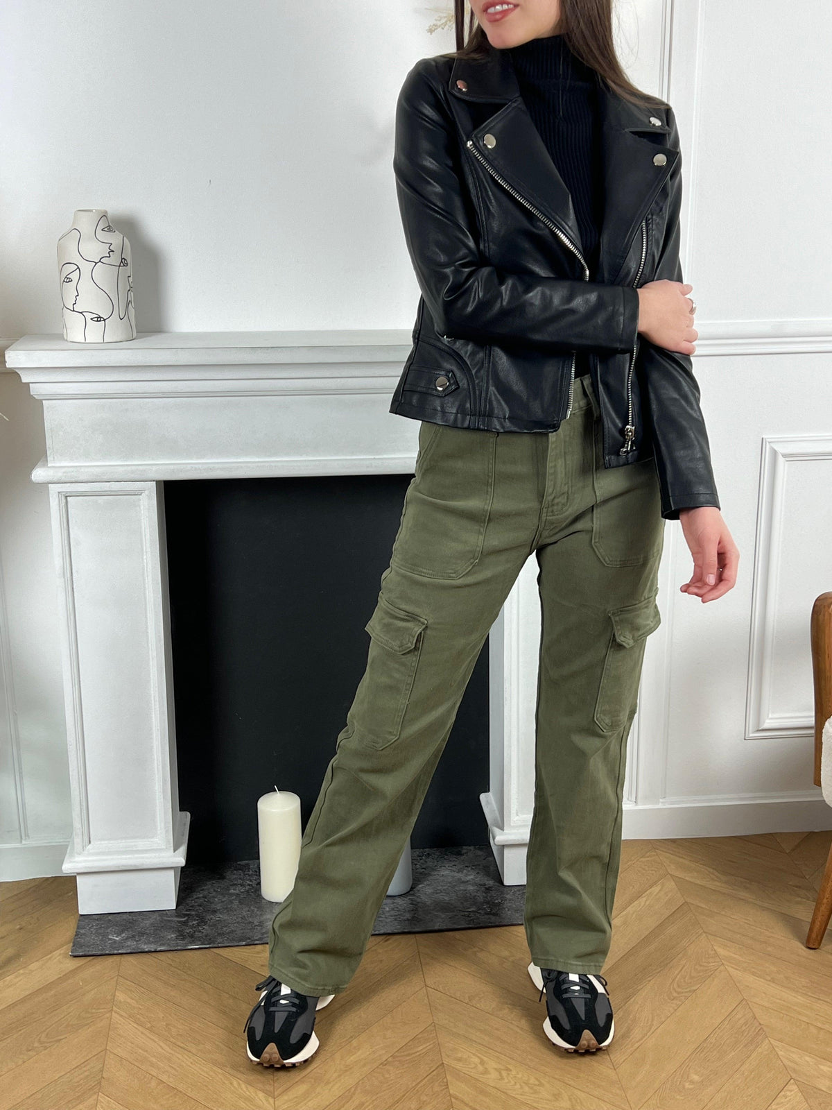 Élégant et fonctionnel, le pantalon cargo kaki offre le mariage parfait entre style urbain et praticité. Ses poches spacieuses ajoutent une touche utilitaire tout en préservant un look moderne. Affirmez votre style avec ce pantalon polyvalent, idéal pour une journée active en ville.