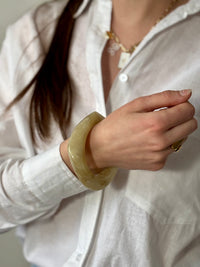 Le bracelet Lorylyn est une pièce en résine beige et écru. Son design original apporte une touche de fantaisie à votre tenue. Léger et confortable, il ajoutera une touche de style à votre look.