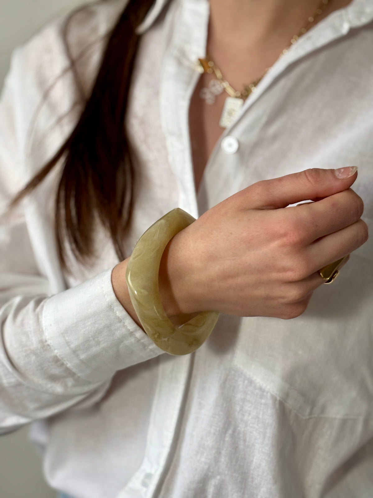 Le bracelet Lorylyn est une pièce en résine beige et écru. Son design original apporte une touche de fantaisie à votre tenue. Léger et confortable, il ajoutera une touche de style à votre look.