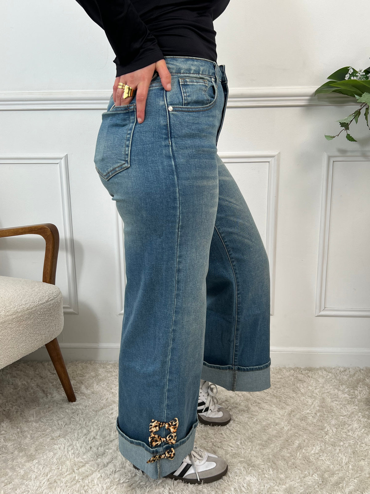 Transformez votre style avec notre jean palazzo stretch Zelie ! Ses 2 poches avant et arrière pratiques, ainsi que son passant pour ceinture, vous offrent un confort pratique. Et n'oublions pas le noeud léopard sur le bas des jambes qui lui donne une touche de folie. Une pièce amusante pour une mode sans prise de tête.