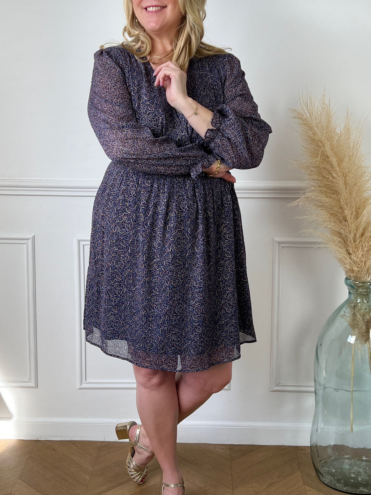 Plongez dans l'élégance avec cette robe bleue ornée de motifs marron et doré. Sa combinaison de couleurs vibrantes et de motifs subtils crée un équilibre parfait entre audace et sophistication. Parfaite pour illuminer vos journées et enchanter vos soirées.