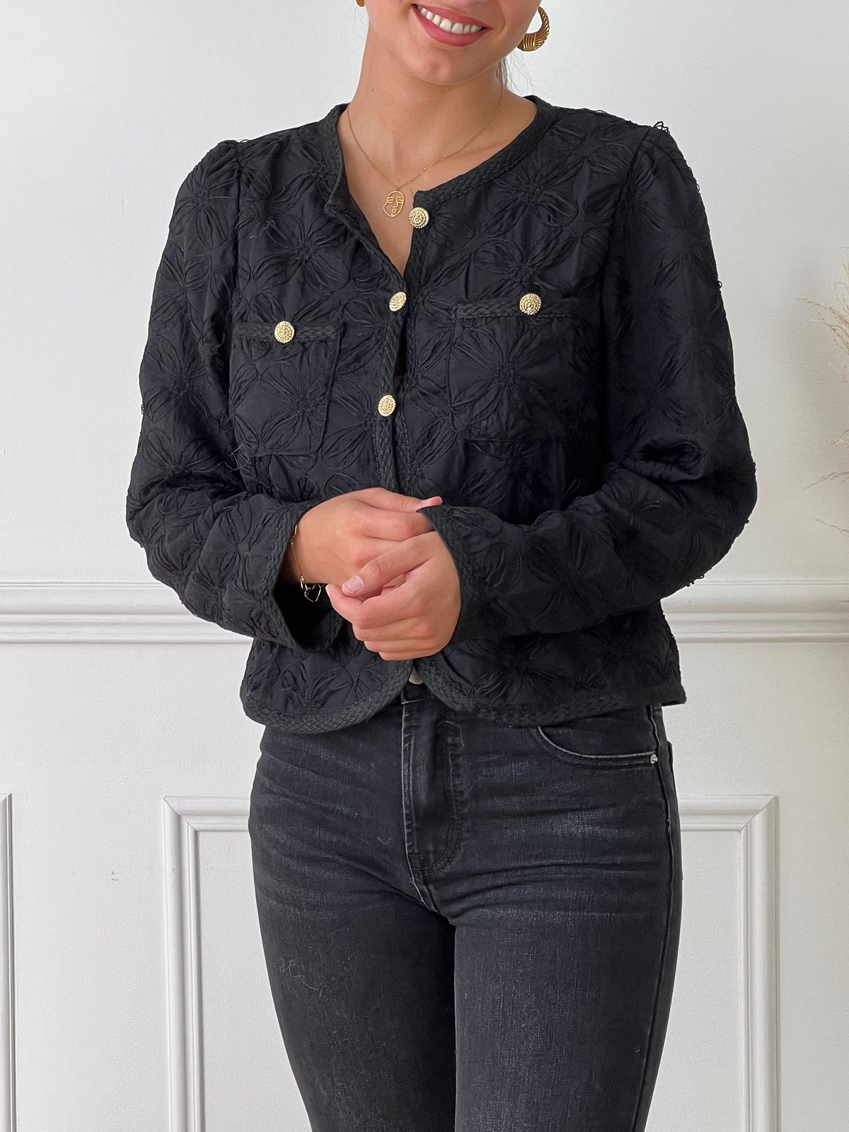 Chemise noire avec boutons dorés femme Chemise courte Col rond Manches longues Boutonnée sur le devant Détail tressé aux manches et le long des boutons Détails en relief fils noirs 2 poches sur la poitrine Doublée Couleur : noir Composition : 100% Polyester, Doublure : 100% Polyester Made in P.R.C