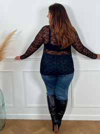 Ce top noir en dentelle élégant offre une allure féminine grâce à son col montant festonné et sa dentelle féminine. Conçu spécialement pour les tailles plus grandes, il est confortable et flatteur.
