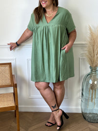 Découvrez notre sensationnelle robe short kaki : Oriana ! Avec son col v élégant et son dos nu, elle est parfaite pour toutes les occasions. Soyez à la mode et confortable tout en respirant la confiance en vous !