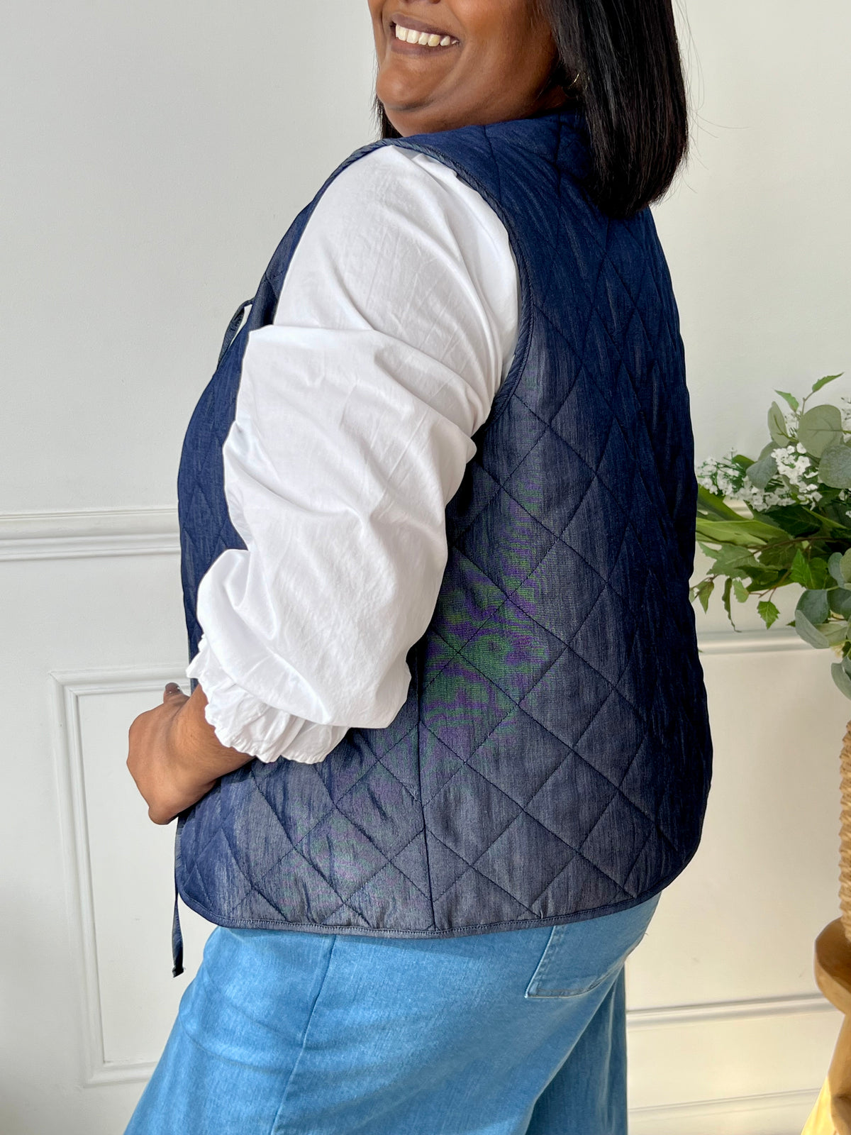 La veste bleue Isaure est un choix idéal pour ajouter une touche de style à votre garde-robe. Avec son lien de serrage sur le devant et son effet texturé, cette veste sans manches allie confort et élégance.&nbsp;