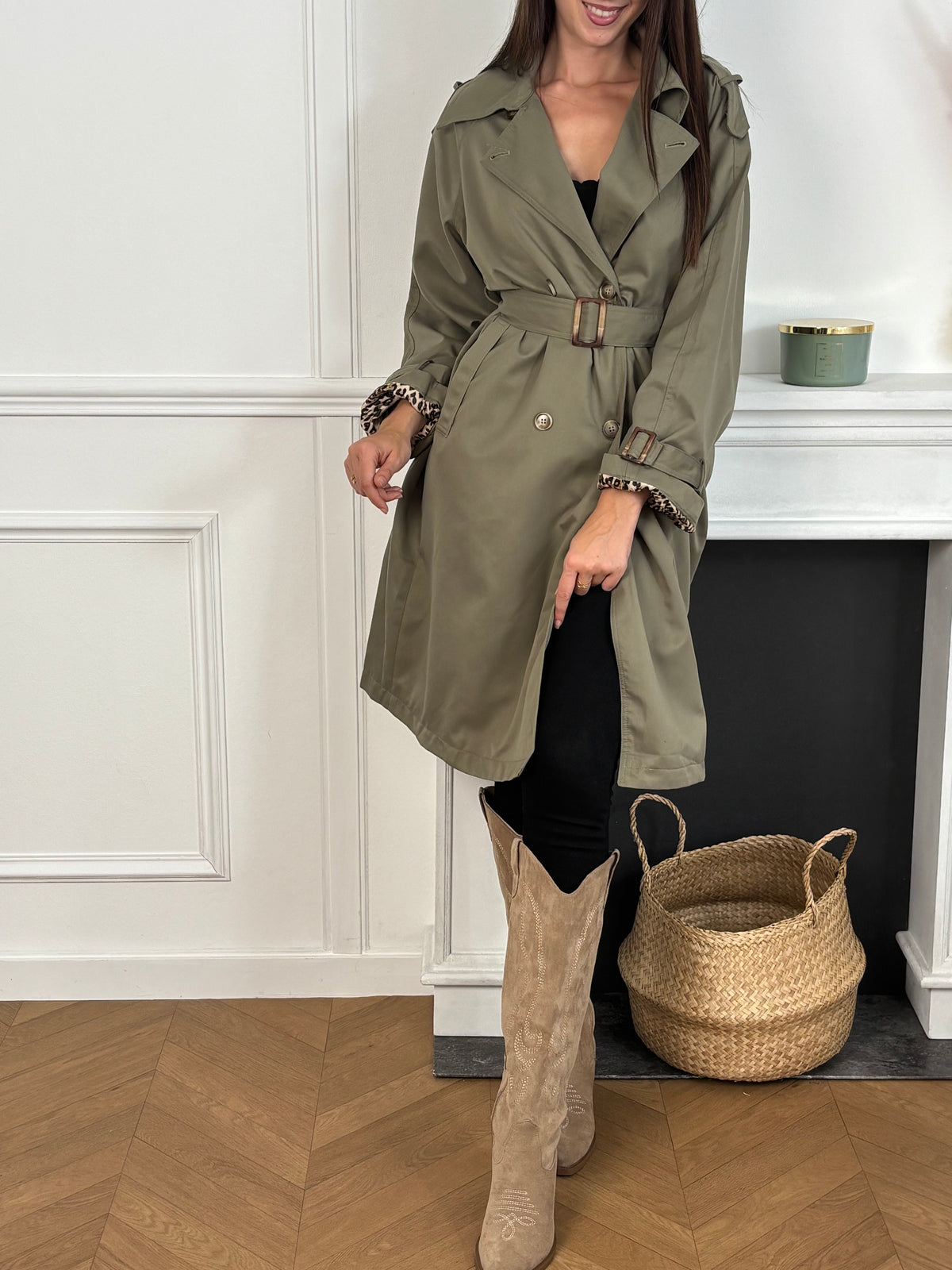 Ajoutez une touche de féminité et de style à votre garde-robe avec notre trench Marlyne en kaki. Doté d'une ceinture amovible à la taille et aux manches pour une silhouette flatteuse. Parfait pour toutes les occasions, ce trench est fendu à l'arrière pour un look à la fois chic et pratique.