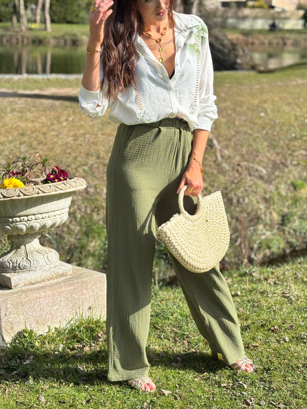 Amenez de la fraîcheur à votre garde-robe avec le pantalon kaki Elio. Sa coupe droite flatteuse et sa taille élastique offrent un confort optimal, tandis que ses 2 poches avant sont pratiques. Ajoutez une touche de style décontracté à votre tenue.